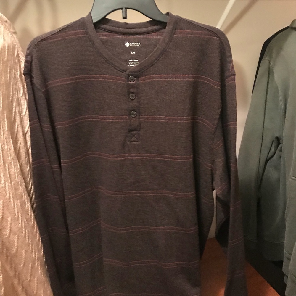 Men’s pullover sweater.